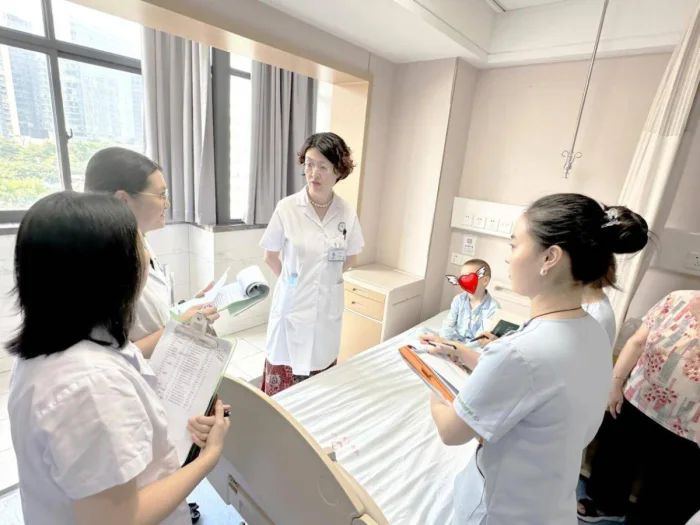 Professor An Chiying inspects patients with type 1 diabetes